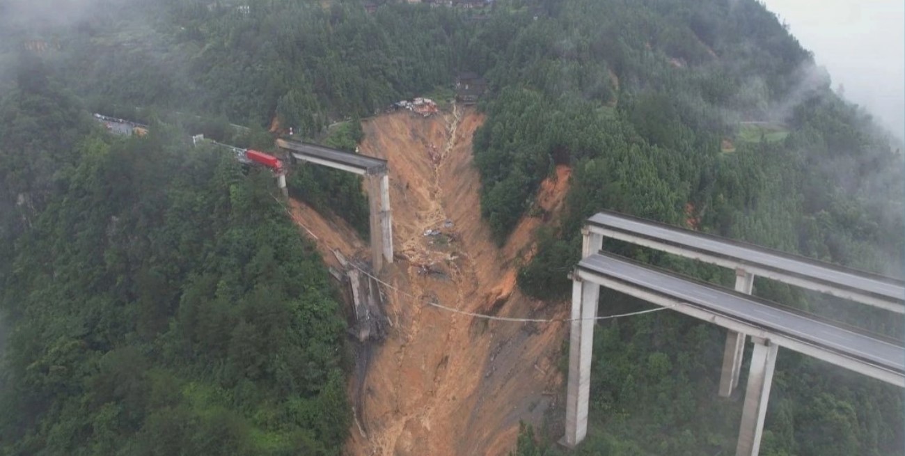 China: colapsó un puente y un camionero quedó suspendido en el vacío