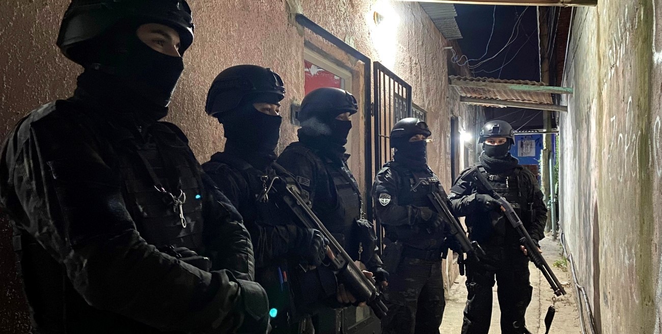 Múltiples allanamientos por amenazas y abuso de armas entre barras de Unión