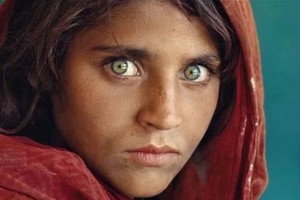 Afganistán, año 1985, Sharbat Gula y el poderoso impacto de una mirada "de ojos verdes" que se hizo universal gracias a la sensible captura del fotoperiodista estadounidense Steve McCurry. Encanto, inocencia, sufrimiento, dolor.