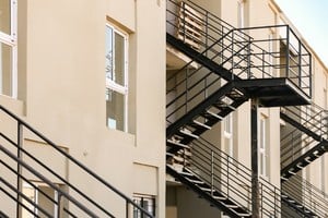 Esmeralda Dos, antes de su inauguración, en 2019. Cuando el Estado entrega una vivienda lo hace a un titular de un plan habitacional. Al cabo de pagar todas las cuotas de recupero, esos ciudadanos se convierten propietarios.

