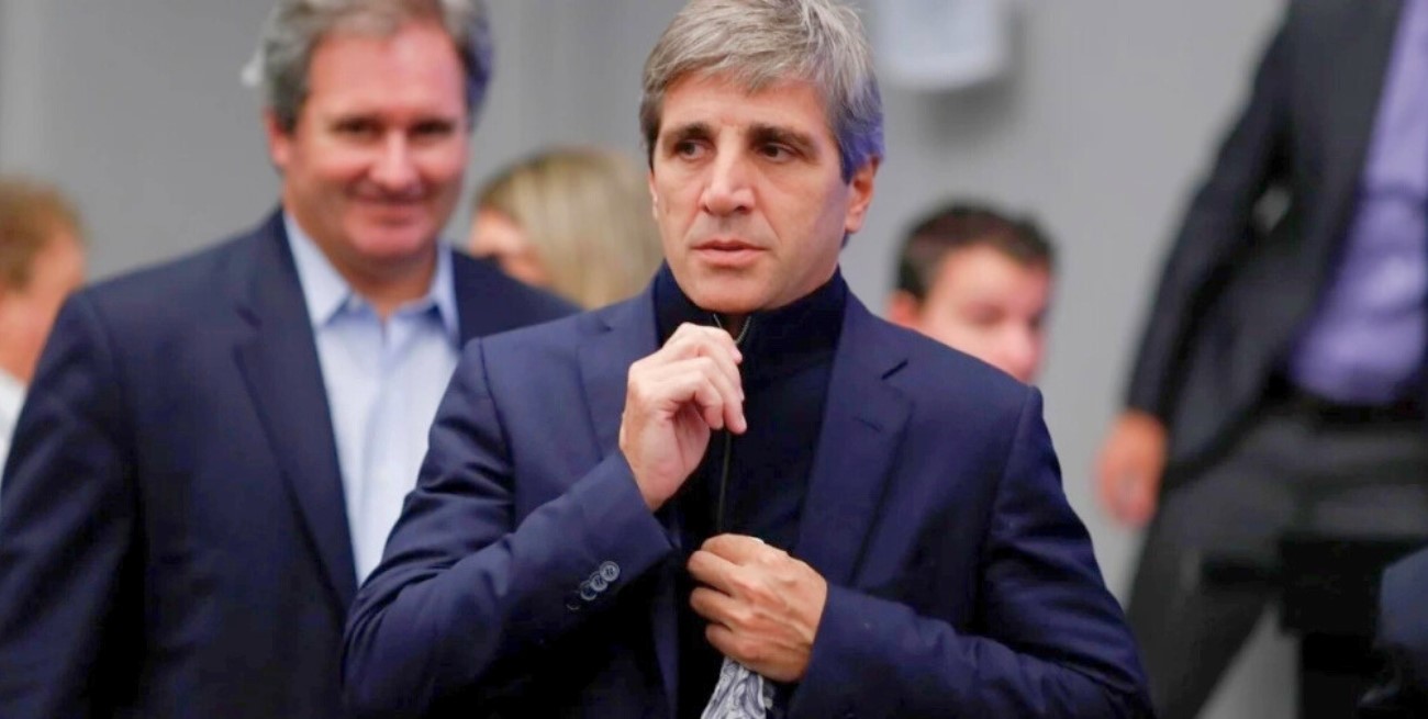 El Gobierno negó intervenciones en el dólar, mientras Cristina Kirchner denunció una fuga 