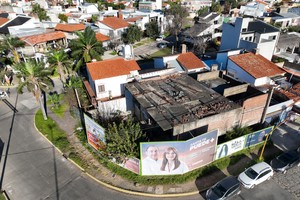Frente a la costanera, una vieja construcción luce deteriorada y abandonada. Foto: Fernando Nicola