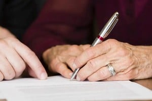 El Código Civil admite el testamento ológrafo, es decir, de puño y letra y sin testigos ni profesionales de por medio. Pero luego su autenticidad puede ser discutida. Crédito: Archivo El Litoral.