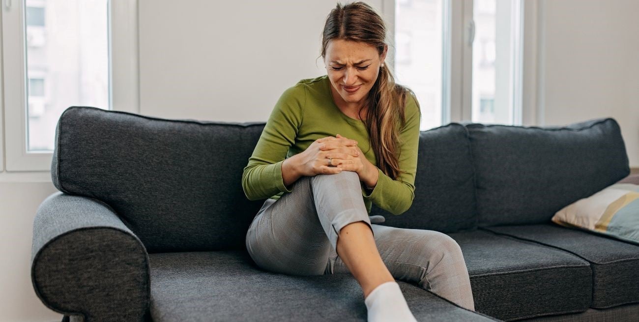 Cuando el frío se siente en los huesos: qué significa el dolor de rodillas