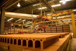 Para la UIA, la actividad industrial se recupera respecto de 2024, pero lejos de los niveles de 2023 y 2022.