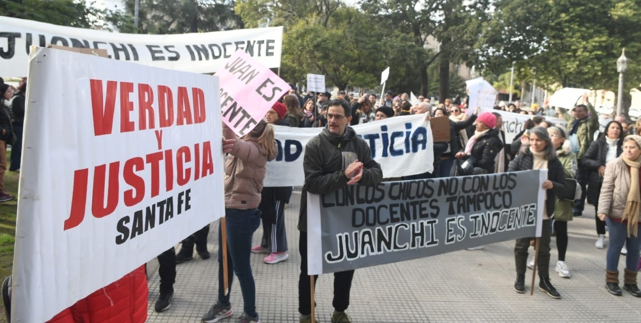 Manifestación frente a Tribunales para respaldar al profesor Trigatti