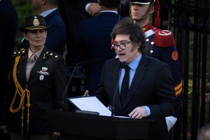 El presidente argentino, Javier Milei, habla durante un acto realizado frente al Monumento a los Caídos en Malvinas en 2025. Crédito: Xinhua/Martín Zabala