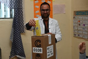Votó Pedro "El Profe" Medei. Foto: Flavio Raina