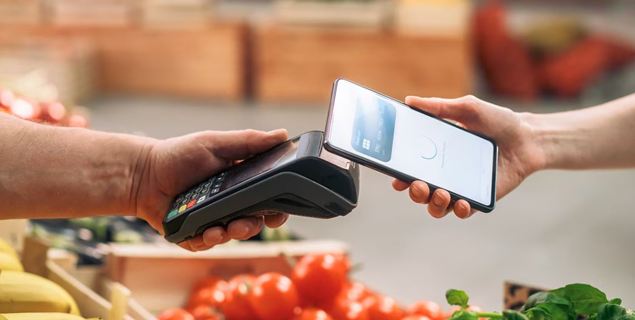 Ordenan a una billetera virtual frenar cobros por un crédito obtenido con engaños