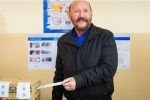 Insfrán emitió su voto por la mañana en una escuela de Formosa capital.