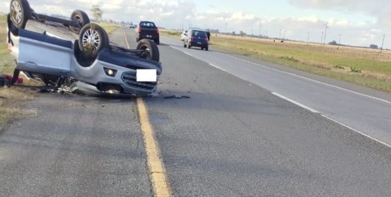 Fatal accidente en la Ruta 2: una pareja murió tras volcar su camioneta