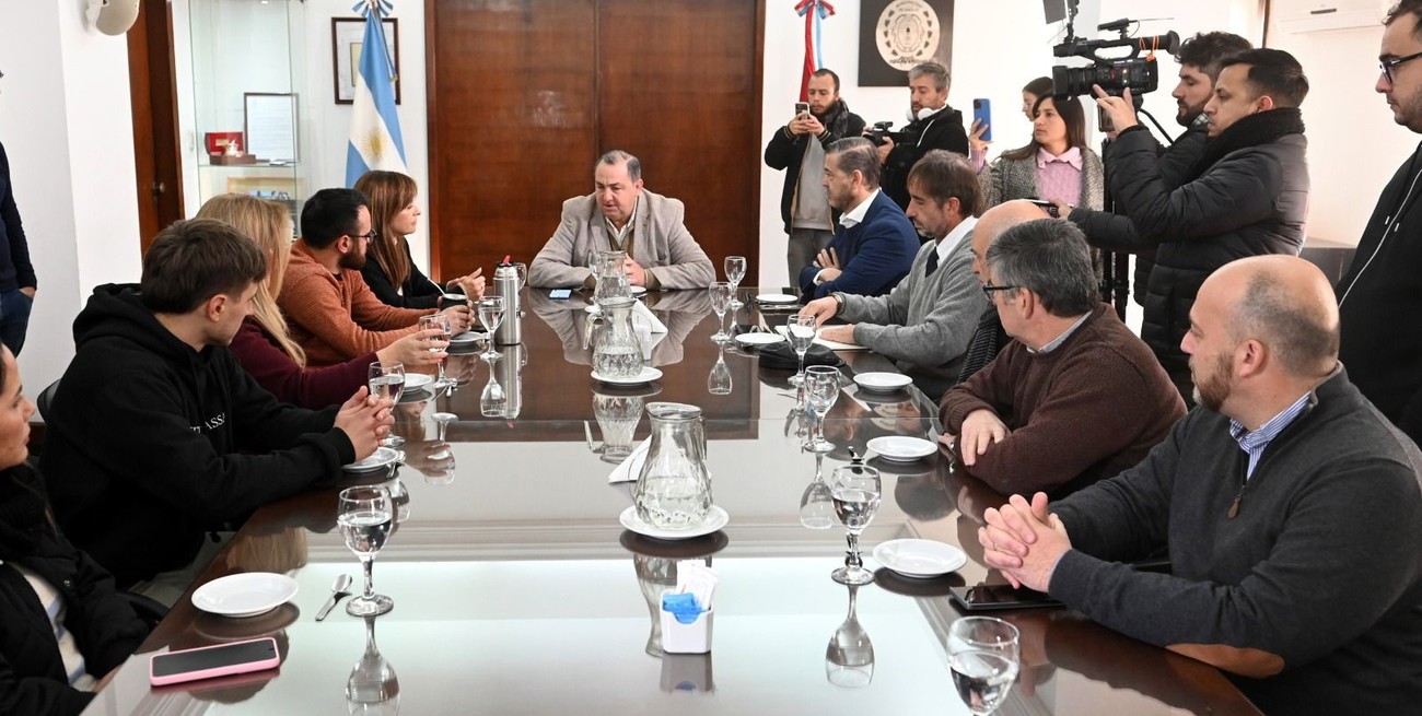 El intendente Poletti les “sirvió” un desayuno a los 8 concejales electos de Santa Fe