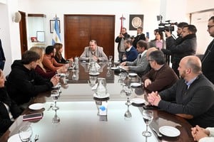La mesa. El desayuno fue servido en la sala de Intendencia del Palacio Municipal y Poletti estuvo acompañado por parte de su Gabinete. MCSF