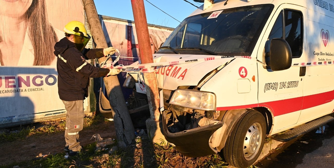Impactante choque de una ambulancia contra dos columnas