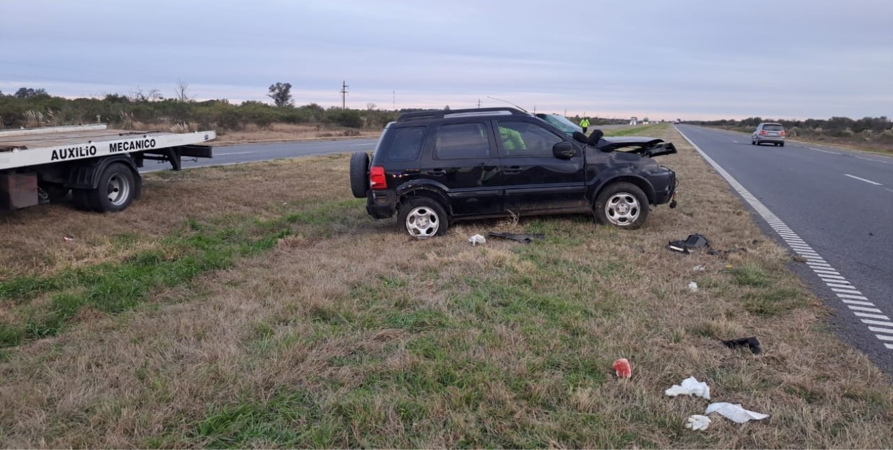 Extraño vuelco en la autopista: sus ocupantes fueron trasladados, pero no aportaron datos