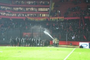 Los bomberos le tiraron agua a las personas de las tribunas. Foto: Manuel Fabatia