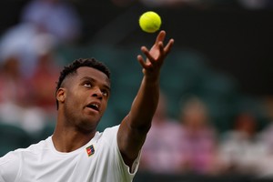 El tenista de nacionalidad francesa Giovanni Mpetshi Perricard en acción. Foto: REUTERS / Andrew Couldridge.
