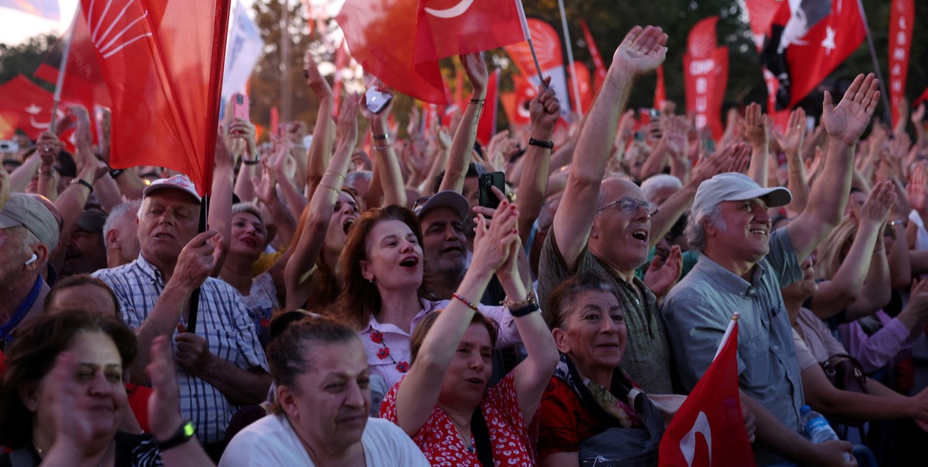 Más de 10.000 personas se manifiestan en Estambul contra el gobierno turco