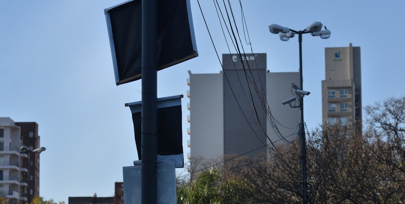 Comienzan a retirar la cartelería electoral de la ciudad de Santa Fe y ya hay multas