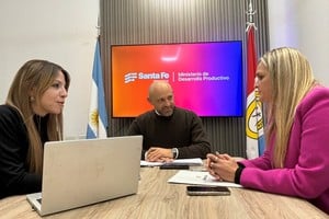 El ministro Puccini flanqueado por Anahí Rodríguez y por Paola Forcada. Foto: Gentileza