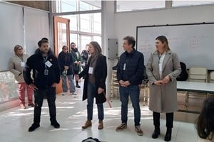Erika Molina con Matías Badano a su derecha y los consultores cordobeses a su izquierda. Las aulas de El Cubo de la UNL fueron escenario del encuentro entre las empresas que demandan soluciones tecnológicas, y quienes pueden ofrecerlas.