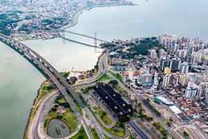 Una vista área de la ciudad de Florianópolis, sus puentes y zona céntrica.