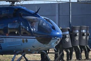 Policías armados bajan del helicóptero en el penal de Piñero. Fotos: Marcelo Manera