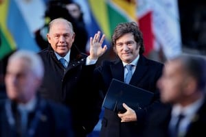 Javier Milei junto a Gerardo Werthein. Crédito: REUTERS/Alessia Maccioni