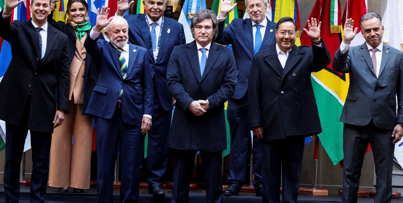 Milei encabezó la Cumbre del Mercosur en Argentina y entregó la presidencia pro tempore a Lula