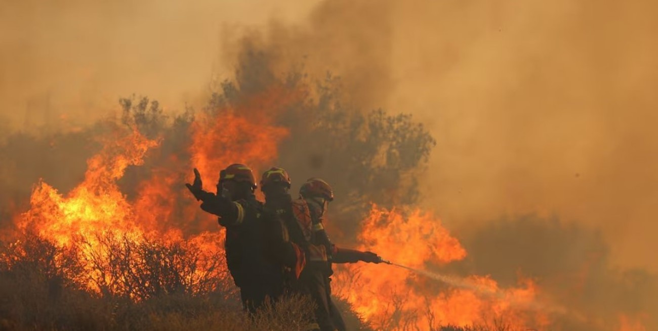 Un incendio forestal obliga a la evacuación de miles de personas en la isla griega de Creta
