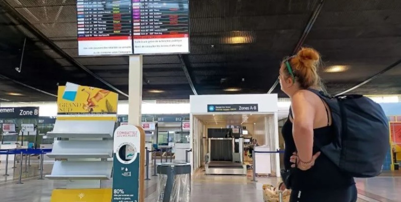 En plena ola de calor, una huelga en aeropuertos complica el turismo en Francia