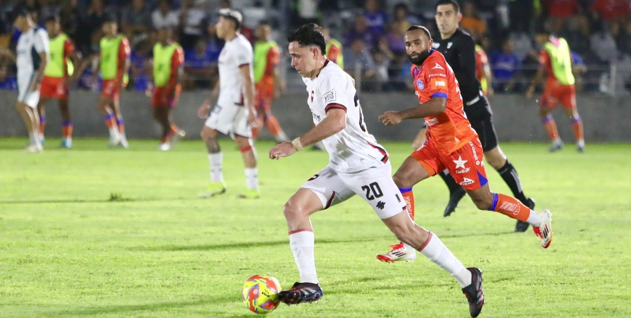 Flojo debut del renovado Newell’s en México: perdió y se lesionó Benedetto