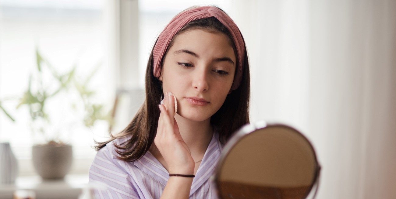 ¿Por qué ducharse con agua muy caliente daña tu piel?