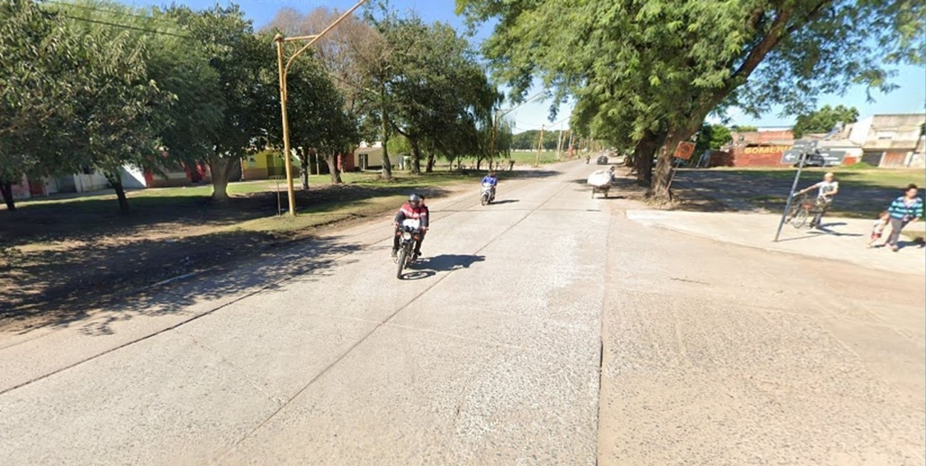 Motociclista en estado crítico tras ser atropellado por un camión
