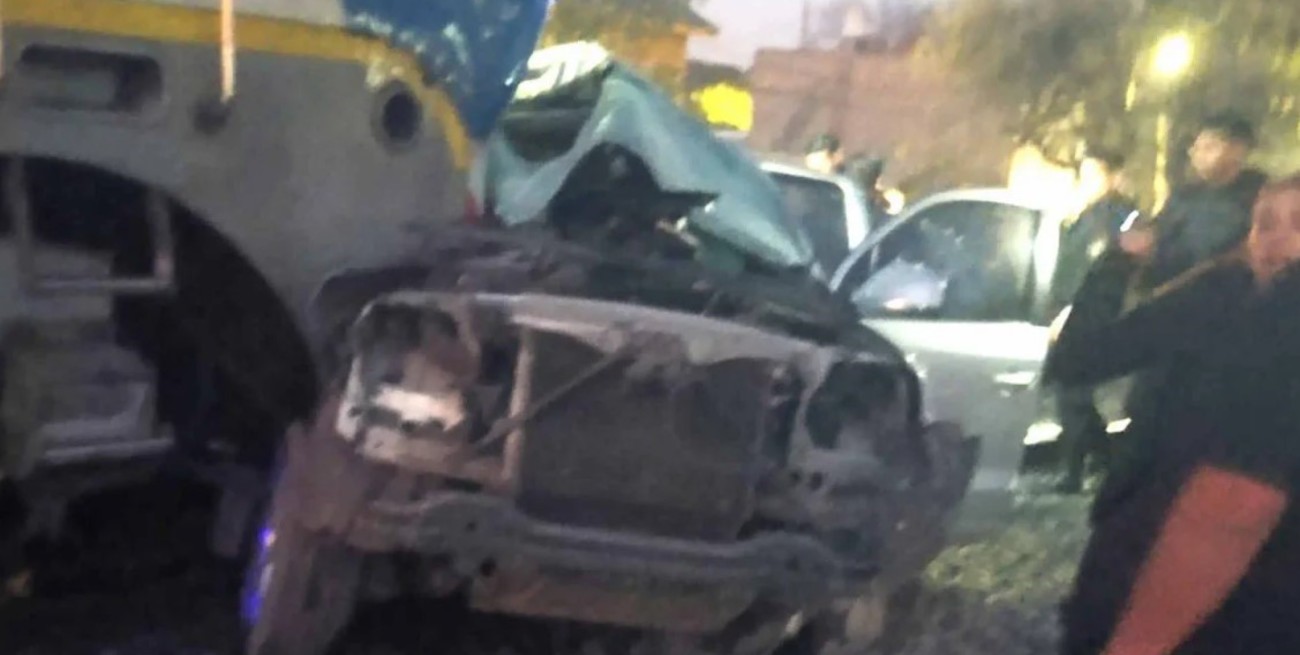 Un tren chocó y arrastró varios metros a una camioneta: hay un muerto y dos heridos