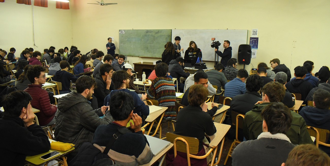 Jóvenes de Argentina y otros países se entrenan en Santa Fe para competir en programación