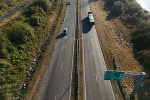 En ambas manos de la circunvalación se esparce la basura. Fernando Nicola