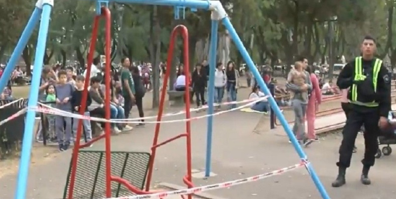 Video: se desprendió una hamaca inclusiva en el Parque Independencia y cayó sobre una nena