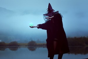 "Le gustó la propuesta (...) así que subió a su escoba voladora y varita en mano salió a recorrer".