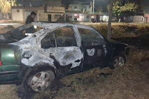 Se trata de un Volkswagen Bora de color verde oscuro.