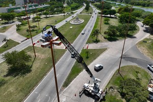 El registro, de enero pasado: se repararon luminarias en el corredor de la Costa. Crédito: Fernando Nicola