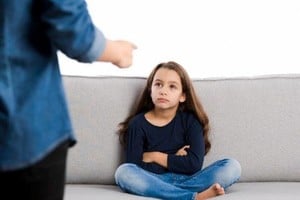 Quizás esta pequeña ya tiene la capacidad de reflexionar sobre sus actos, pero hay que tener en cuenta que tardíamente un niño o una niña empiezan a establecer la relación causal entre su comportamiento y las consecuencias del mismo. Y en vano los padres se lo piden cuando todavía son pequeños, ya que la creencia de que el castigo puede colaborar con este efecto es insostenible.