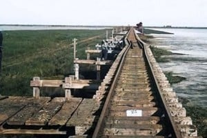Puente sobre la laguna Setúbal en 1885. Destruido por los embalsados y el agua en la creciente de 1905. Esta traza unía la ciudad de Santa Fe con el puerto de Colastiné Sur.