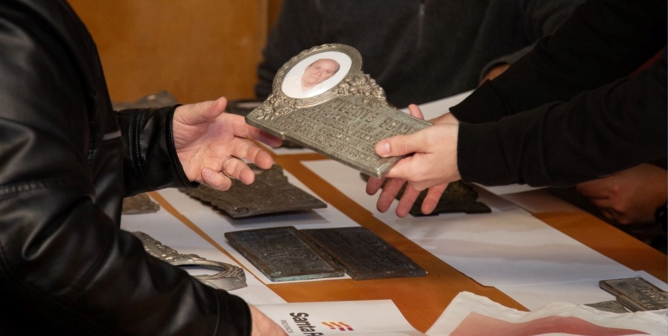 Provincia ya reintegró a más de 30 familias placas de bronce robadas de cementerios