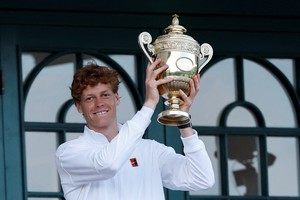 Jannik Sinner se quedó con el trofeo de campeón individual masculino en el torneo de Wimbledon 2025. Foto: REUTERS / Stephanie Lecocq.