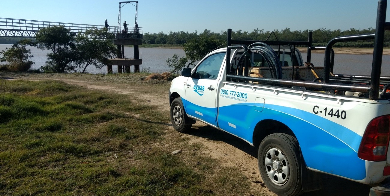 Realizan tareas de mantenimiento en la toma de agua de Santa Fe sobre el río Colastiné