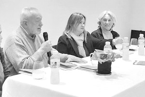 Imagen de la presentación de "La belleza del agua" en San Cristóbal. En los poemas de Ángeles, dice el autor de la presente reseña, "(...) está presente la pregunta por el sentido del amor, de la vida, de la muerte". Gentileza.