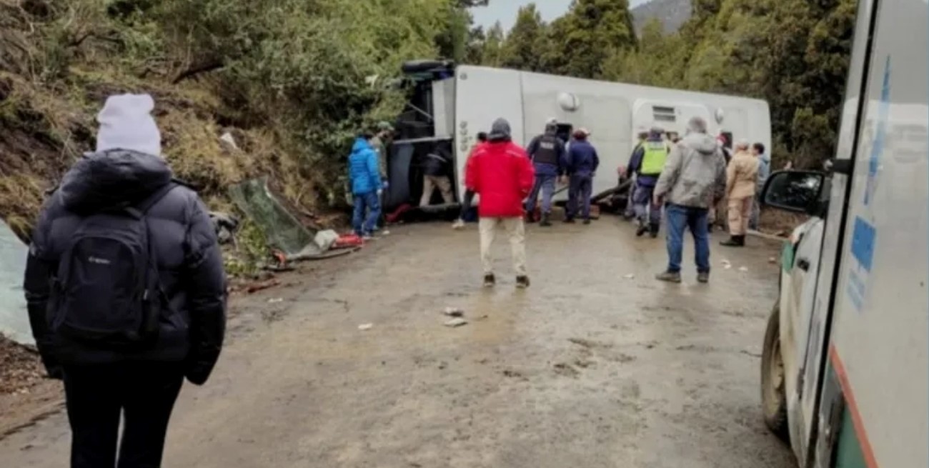 Volcó un micro con 44 turistas camino a Villa Traful: hay 20 heridos, 5 graves