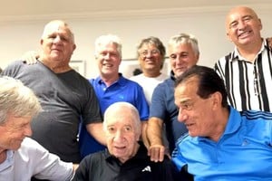 Carlos Bilardo, afectado por hidrocefalia, vive cuidado por su familia en Caballito.