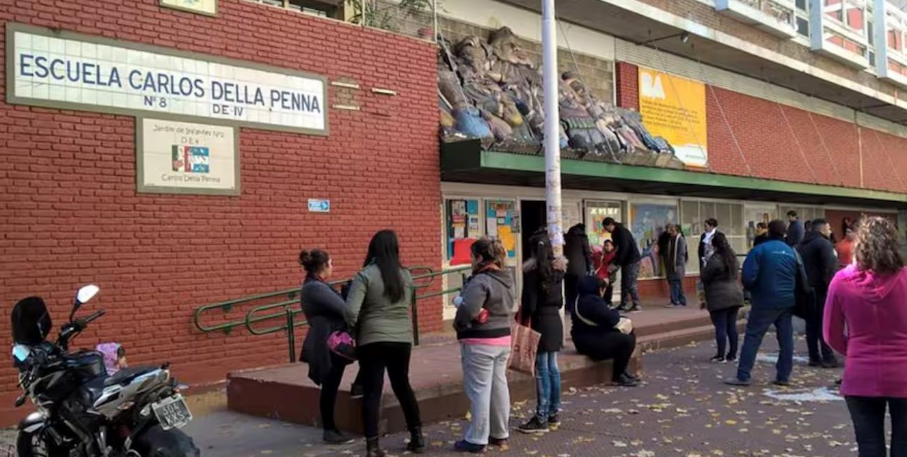 Una madre y una abuela atacaron al director de una escuela en La Boca y le clavaron una birome
